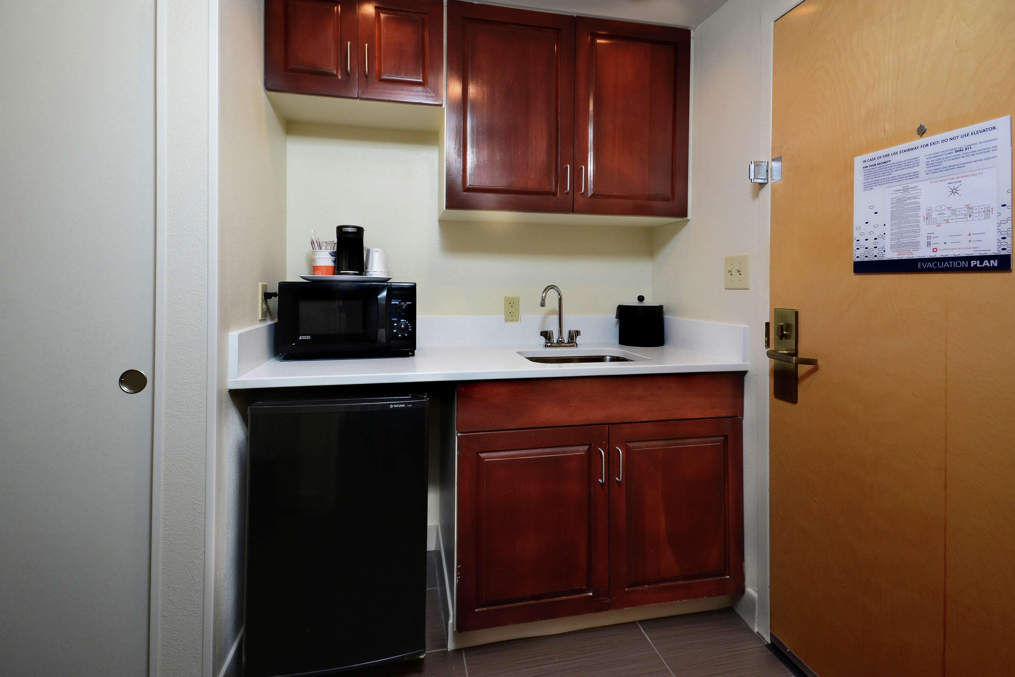 Hampton Inn Мартинсвилл Экстерьер фото