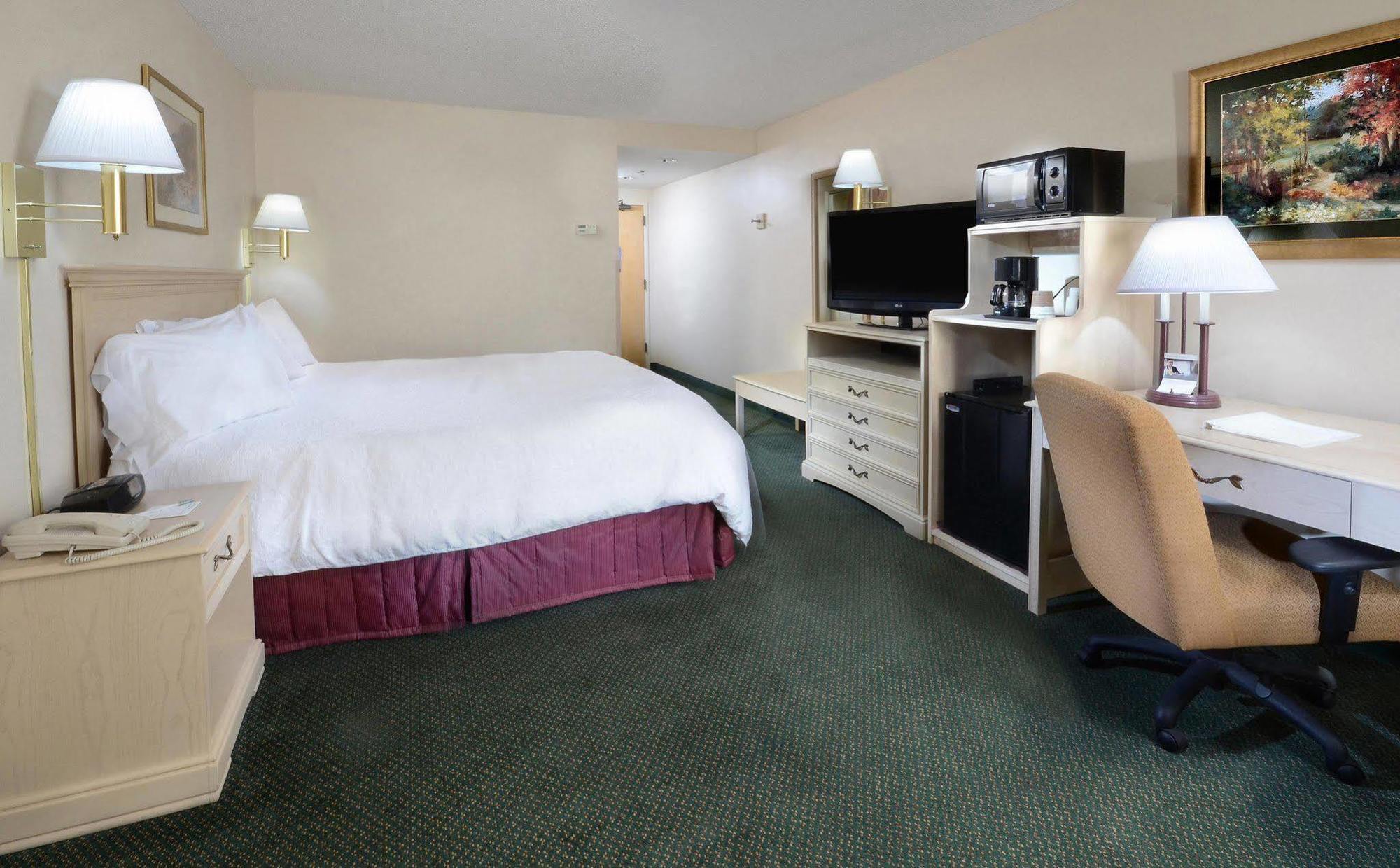 Hampton Inn Мартинсвилл Экстерьер фото